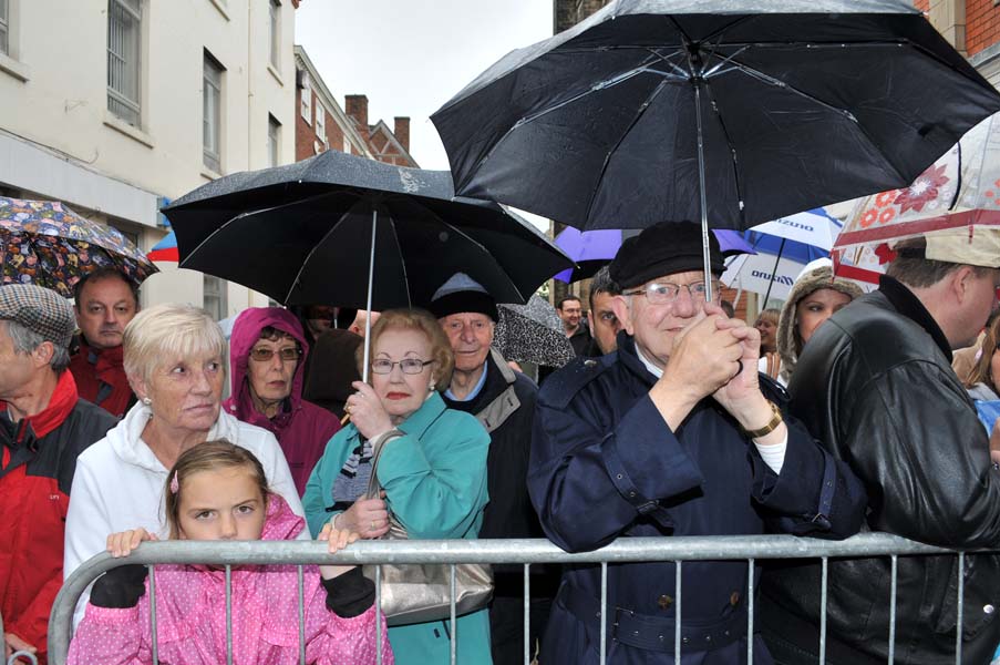 An English crowd, the Bower.