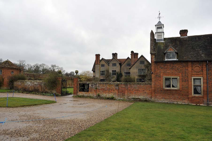 The front of Packwood house, the National Trust.